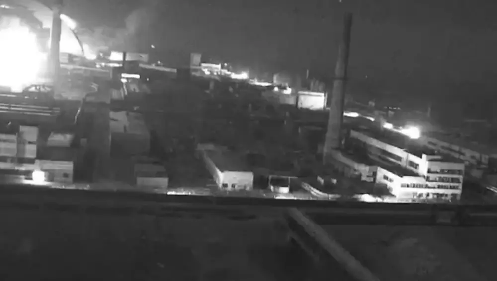 Un dron ruso con una potente ojiva explosiva impacta en el arco protector del reactor 4 de la central nuclear de Chernobil que explotó en 1986