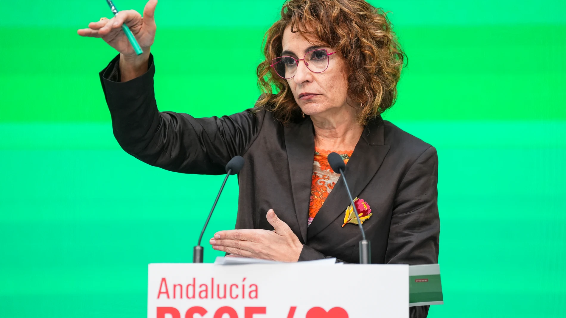 La ministra de Hacienda del Gobierno de España y secretaria general del PSOE-A, María Jesús Montero, atiende a los medios de comunicación tras una reunión de trabajo en la sede del PSOE de Andaluía, a 14 de febrero de 2025 en Sevilla (Andalucía, España). La ministra de Hacienda del Gobierno de España y secretaria general del PSOE-A, María Jesús Montero, ha ofrecido una rueda de prensa junto a la secretaria general de CCOO-A, Nuria López, tras mantener una reunión de trabajo. 14 FEBRERO 2025 ...