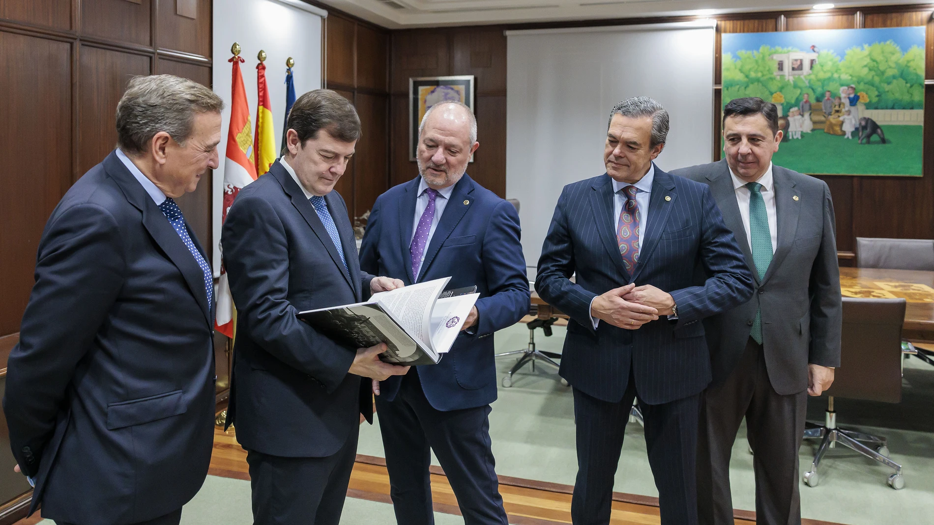 Fernández Mañueco con representantes de la cofradía leonesa