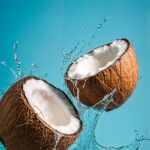 El agua de coco se encuentra en el interior de esta fruta y tiene muchos beneficios