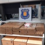 Detienen a dos hombres por llevar 287 kilos de hachís en su camión en Rubí (Barcelona)