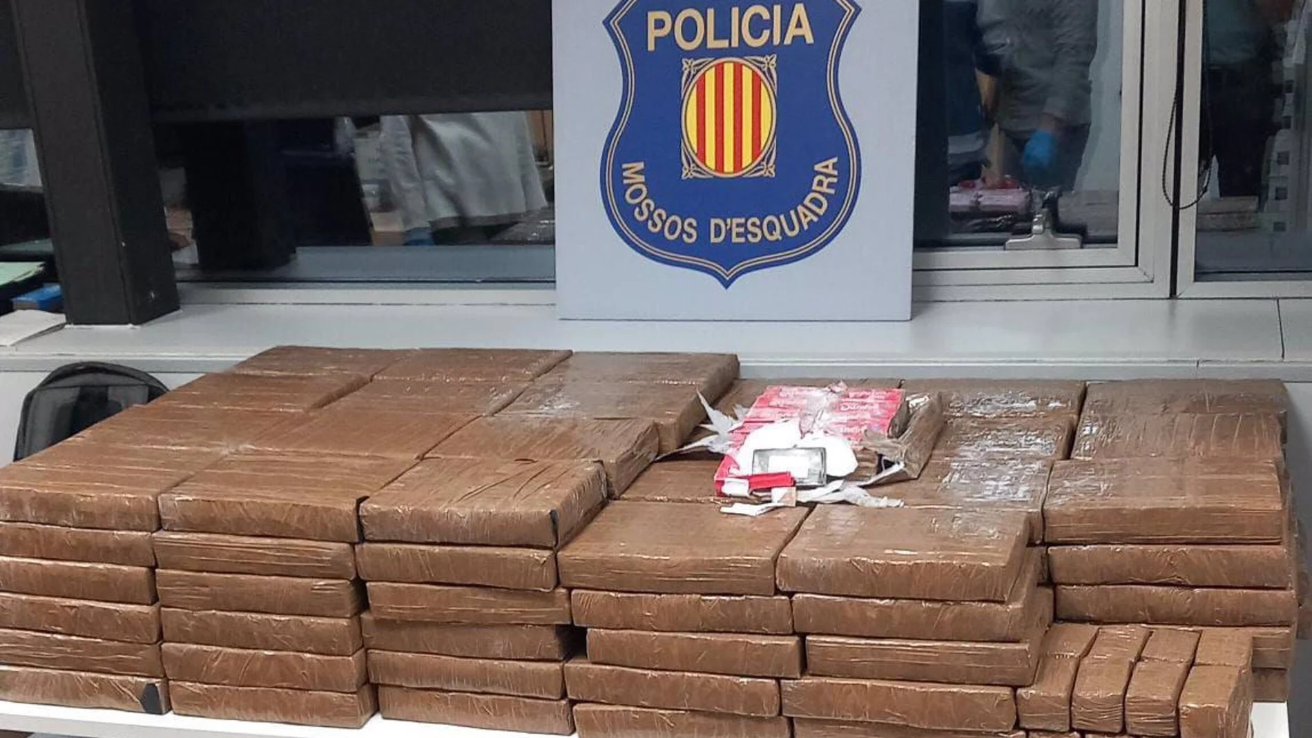 Detienen a dos hombres por llevar 287 kilos de hachís en su camión en Rubí (Barcelona)