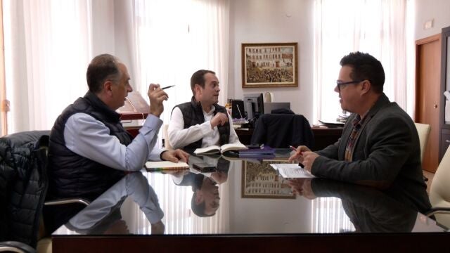 El conseller Valderrama, reunido en el Ayuntamiento de Cheste