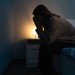 Así son las personas que les gusta rezar antes de dormir, según la psicología