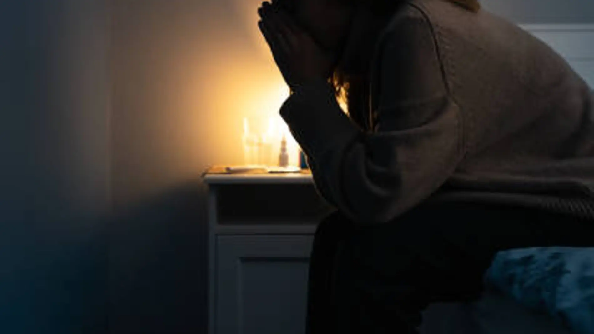 Así son las personas que les gusta rezar antes de dormir, según la psicología