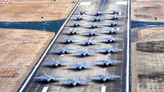 24 cazas furtivos F-22 en la Base de la Fuerza Aérea Langley 