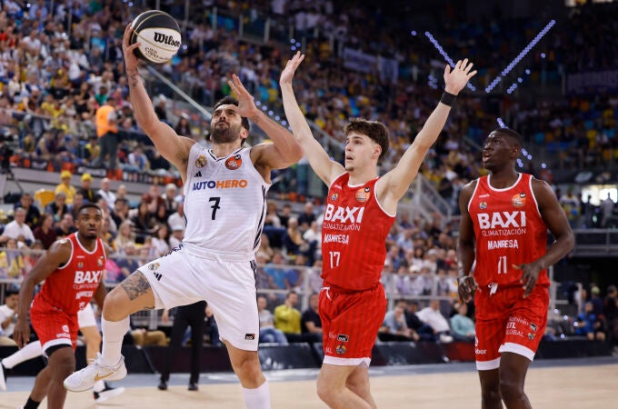 Campazzo se dispone a anotar ante el BAXI Manresa