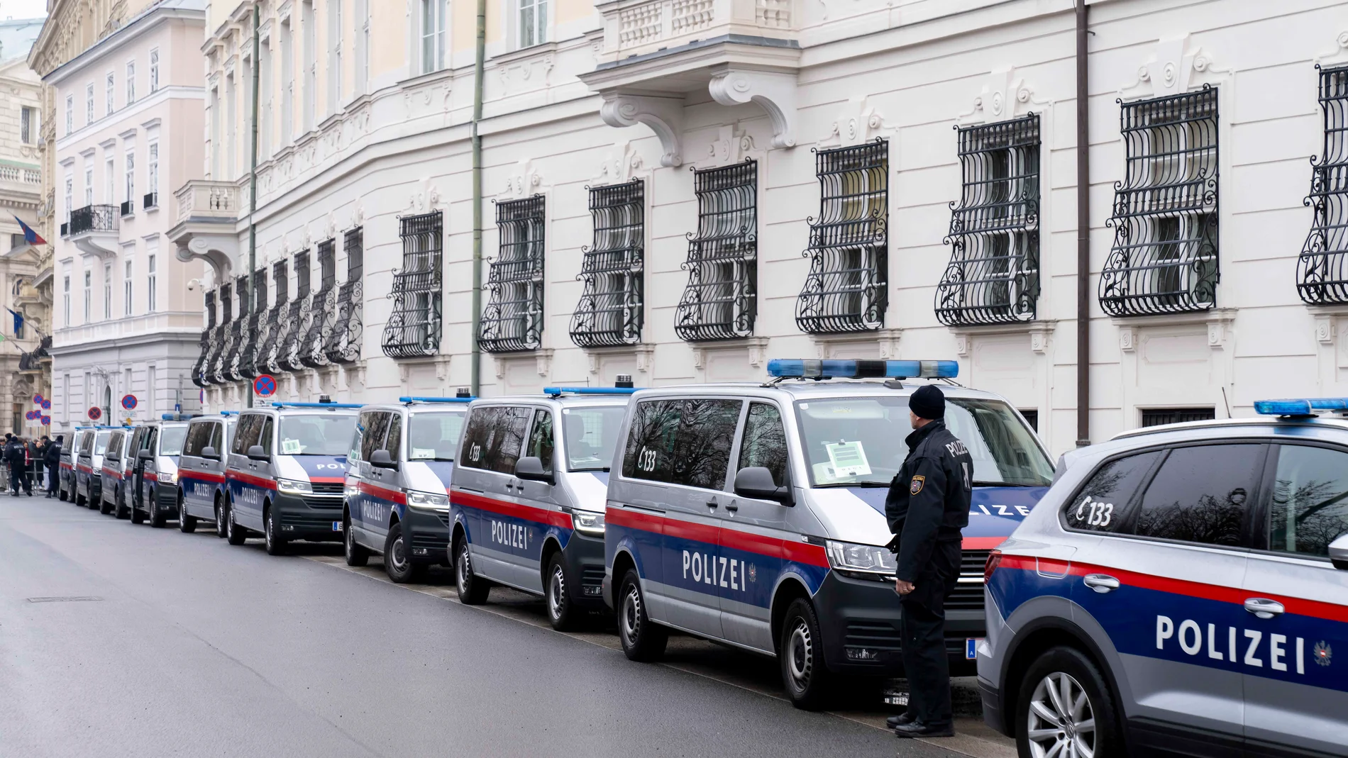 January 6, 2025, Vienna, Vienna, Austria: Police seen before HERBERT KICKL, head of the Austrian FPOE party arrives in the Hofburg for talks with Austrian president, ALEXANDER VAN DER BELLEN after failed coalition talks between OEVP, SPOE and NEOS parties. Europa Press/Contacto/Andreas Stroh 06/01/2025 ONLY FOR USE IN SPAIN