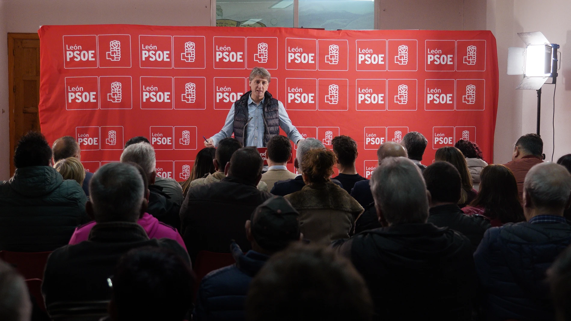 El secretario general electo del PSOECyL, Carlos Martínez, durante su encuentro con militantes en Villablino