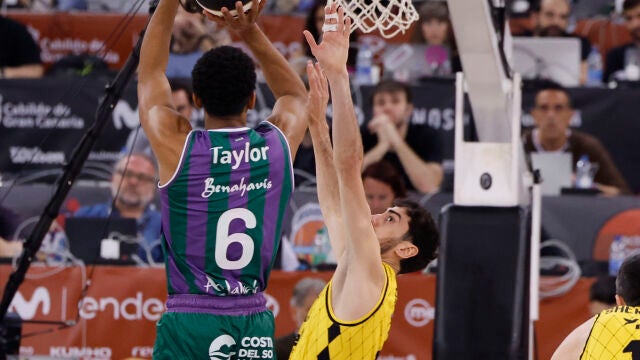 Taylor lanza ante la defensa de Sastre