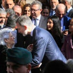 Felipe VI con la nieta de Rafael Altamira, Mari Luz Altamira, el El Campello, Alicante, el pasado día 10 de febrero