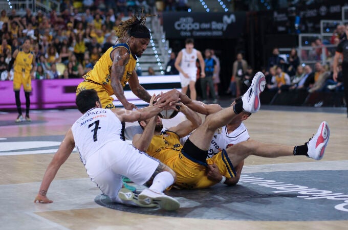Campazzo, Tobey y Tavares pugnan en el suelo por un balón