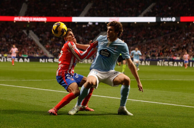 Giuliano Simeone y Marcos Alonso, en el Atlético-Celta