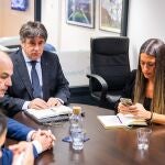 El secretario general de Junts, Jordi Turull; el líder de Junts, Carles Puigdemont y la portavoz de Junts en el Congreso Miriam Nogueras, durante una reunión con miembros del partido, en Bruselas