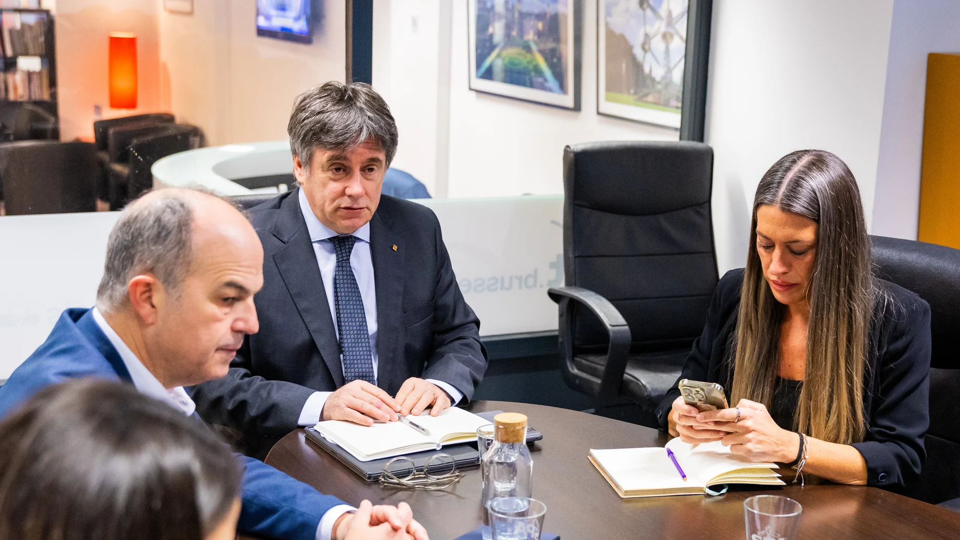 El secretario general de Junts, Jordi Turull; el líder de Junts, Carles Puigdemont y la portavoz de Junts en el Congreso Miriam Nogueras, durante una reunión con miembros del partido, en Bruselas