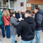 El subdelegado del Gobierno en Valladolid, Jacinto Canales, conversa con alguno de los opositores antes de comenzar el examen