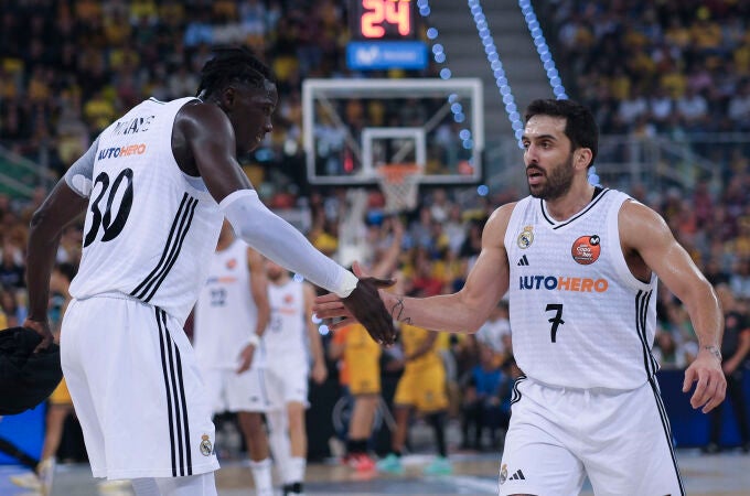 Campazzo y Ndiaye celebran la victoria en semifinales