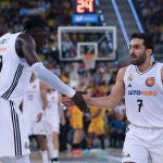 Campazzo y Ndiaye celebran la victoria en semifinales