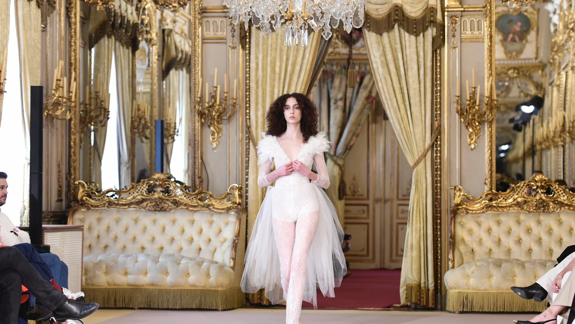 MADRID, 15/02/2025.- Una modelo lucen los diseños de la firma Adlib, durante un desfile colectivo de catorce diseñadores ibicencos, este sábado en el palacio Fernán Núñez de Madrid. EFE/ Victor Lerena