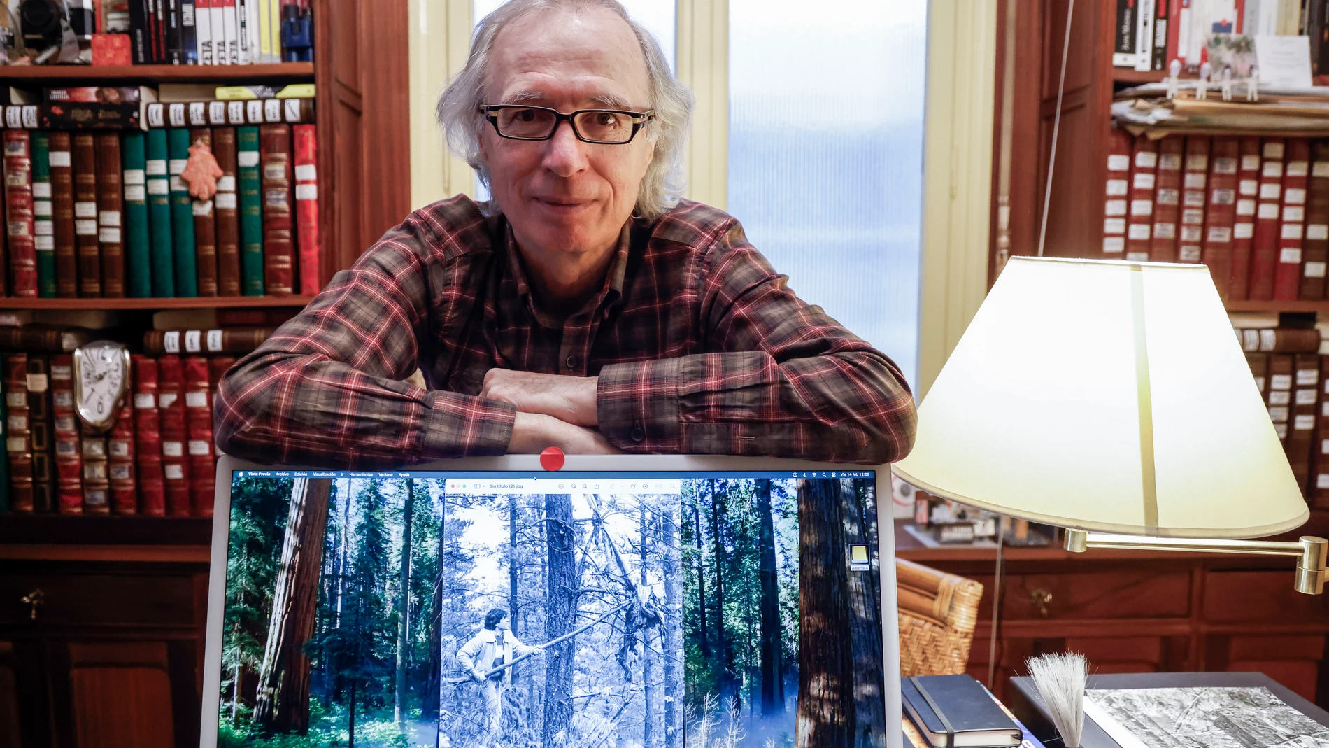 MADRID, 16/02/2025.- El fotógrafo de EFE Alberto Martín posa durante la entrevista. Martín viajó "en un Panda" desde Vitoria y recuerda "lo duro que fue subir a pie por el monte" hasta tener perspectiva para captar la escena. Aún se estremece "por lo impactante del silencio" que sintió en ese lugar. EFE/ Blanca Millez