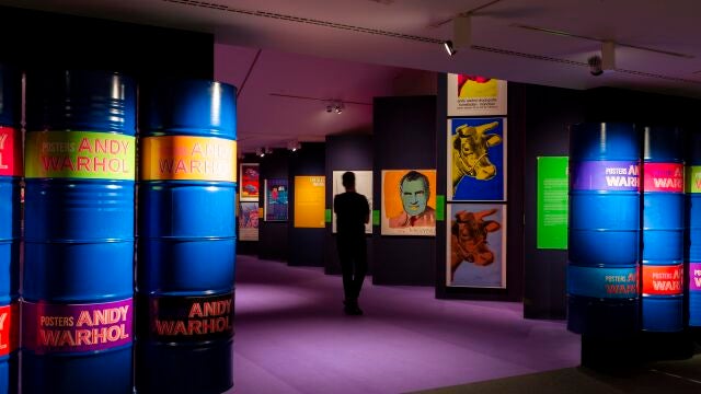 Llega a Madrid la gran exposición de los carteles de Andy Warhol: gratis y en el centro