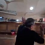 Espectacular y peligroso derrumbe de un techo de un bar en Bétera: "Apartad que va a caer"