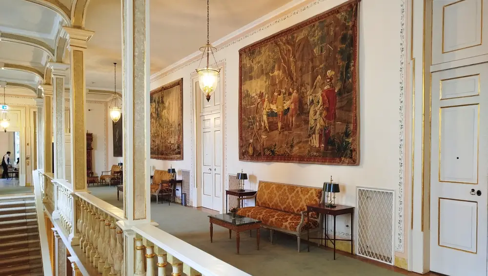 El interior del palacio está decorado con numerosas obras de arte