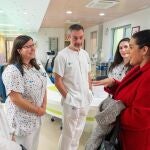 Zuriñe Lasagabaster, madre de Ibai, un niño paciente afectado por una enfermedad ultrarrara, conversa con Alfredo Cano y Laura García Miralles, pediatras responsables de la Unidad de Cuidados Paliativos Pediátricos del Hospital Universitario Río Hortega, y Cristina Agüera y Lorena López, enfermeras especialistas de la unidad