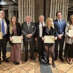 El presidente del Colegio de Odontólogos y Estomatólogos de la VIII Región, Víctor Zurita (i), junto con anteriores presidentes del Colegio de la VIII Región, en la entrega diplomas e insignias a los nuevos colegiados