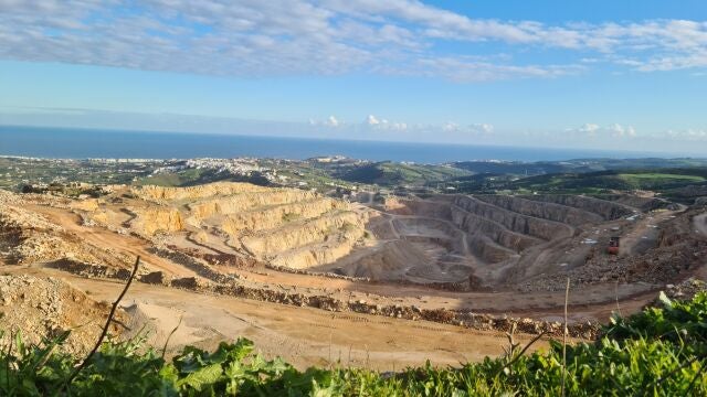 Denuncian el traslado de 100.000 toneladas de piedra a Gibraltar y piden una investigación