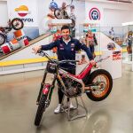 Toni Bou posa con la moto que utilizó en su primer título mundial