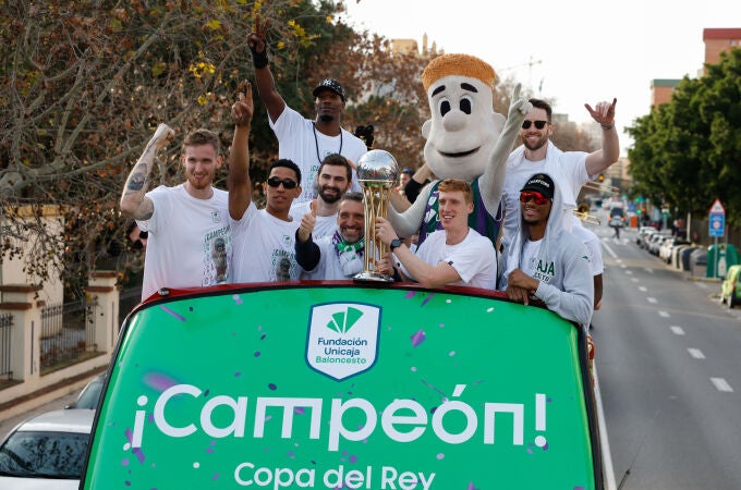 El Unicaja celebró el título de la Copa en las calles de Málaga