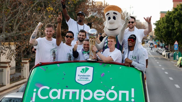 El Unicaja celebró el título de la Copa en las calles de Málaga