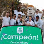 El Unicaja celebró el título de la Copa en las calles de Málaga