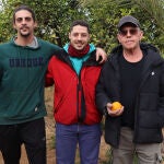 Rubén y su padre, en el campo que cultiva la familia desde hace 60 años