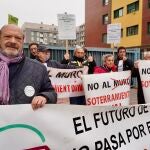 Miembros de la plataforma por el soterramiento en Valladolid se concentran frente a la sede de la Agencia Tributaria