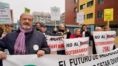 Miembros de la plataforma por el soterramiento en Valladolid se concentran frente a la sede de la Agencia Tributaria
