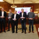 El presidente de la Diputación de Zamora, Javier Faúndez, y el presidente de Torguvi, Sergio del Teso Pérez, presentan la marca de garantía ‘Ajo zamorano’