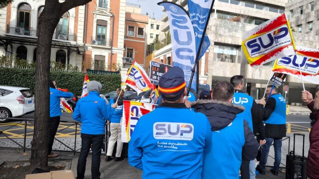 El sindicato unificado de policías se ha manifestado ante las puertas del Ministerio del Interior.