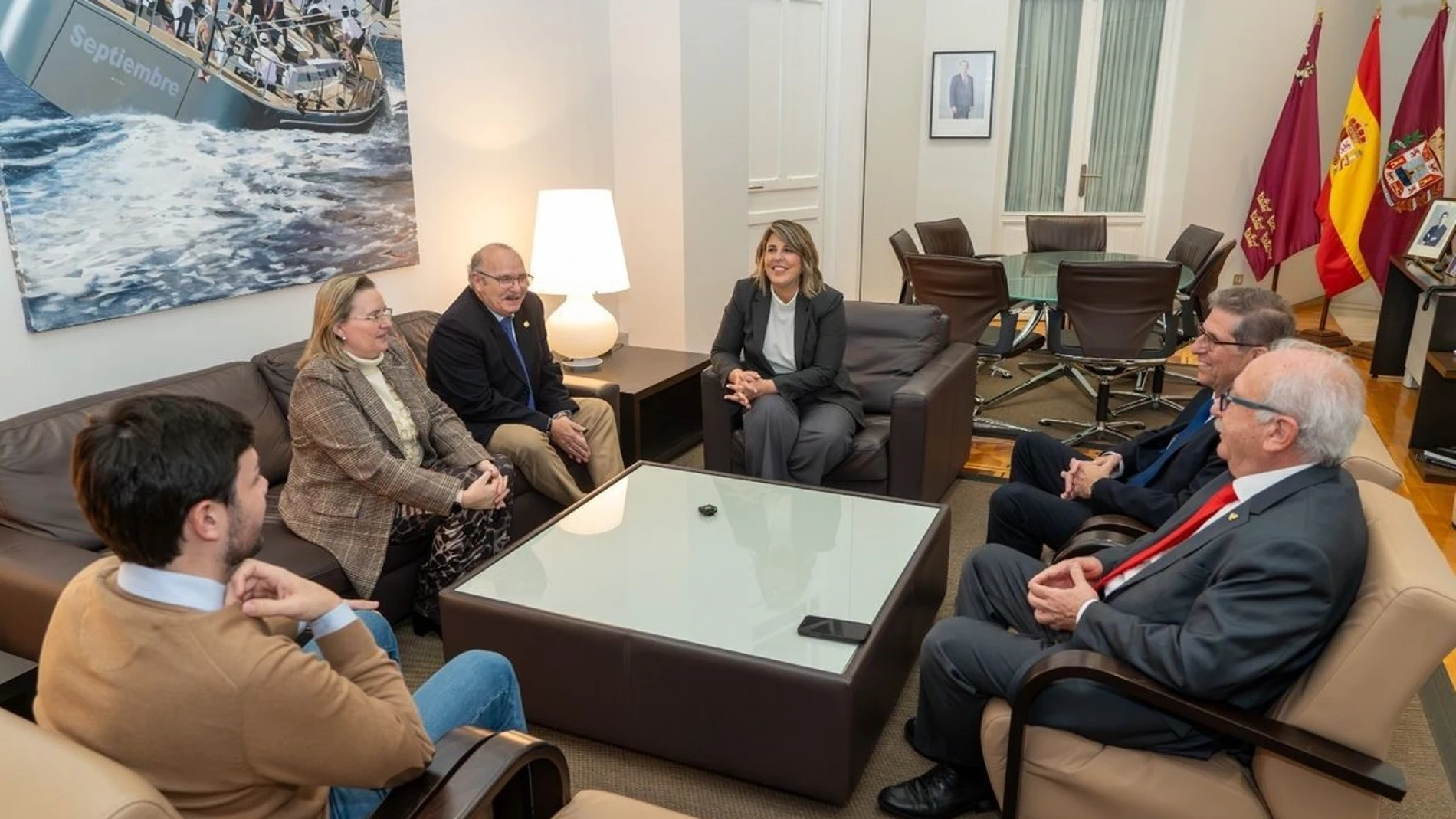 La alcaldesa, Noelia Arroyo, el concejal Ignacio Jáudenes, los Hermanos Mayores de las Cofradías California, Marraja, del Resucitado y el Socorro y la nueva Nazarena Mayor REMITIDA / HANDOUT por AYUNTAMIENTO DE CARTAGENA Fotografía remitida a medios de comunicación exclusivamente para ilustrar la noticia a la que hace referencia la imagen, y citando la procedencia de la imagen en la firma 18/02/2025
