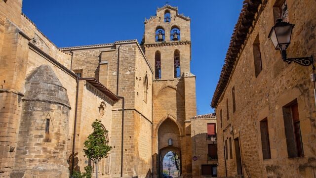 La sorprendente villa medieval de la Rioja alavesa elevada sobre más de 300 cuevas subterráneas