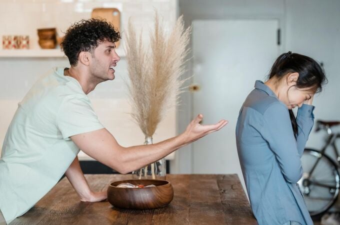 Pareja discutiendo