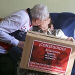 Desiderio y Soledad, un matrimonio con Alzheimer de Plasencia, celebran con un beso el objetivo cumplido de ir junto a una residencia para ser atendidos.