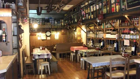 El bar tienda asturiano donde comerás los mejores mejillones rodeado de utensilios recuperados en las aldeas