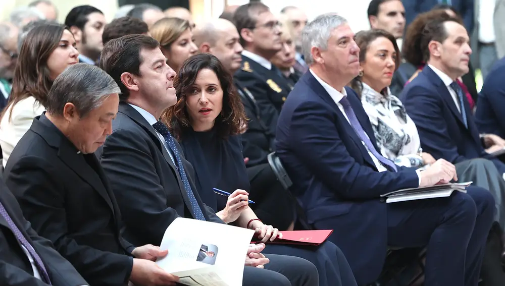 Mañueco conversa con Ayuso en presencia de Bernardito Auza, de los Mozos, González Corral y Coinrado Íscar
