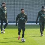 Marmoush, en el centro, junto a Gvardiol y Gündogan, en el entrenamiento del City