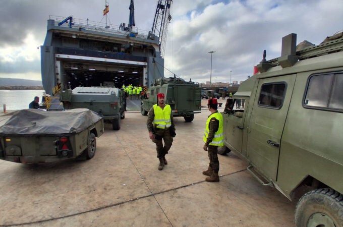 Los vehículos embarcan desde Melilla en el buque Ysabel en dirección hacia Almería