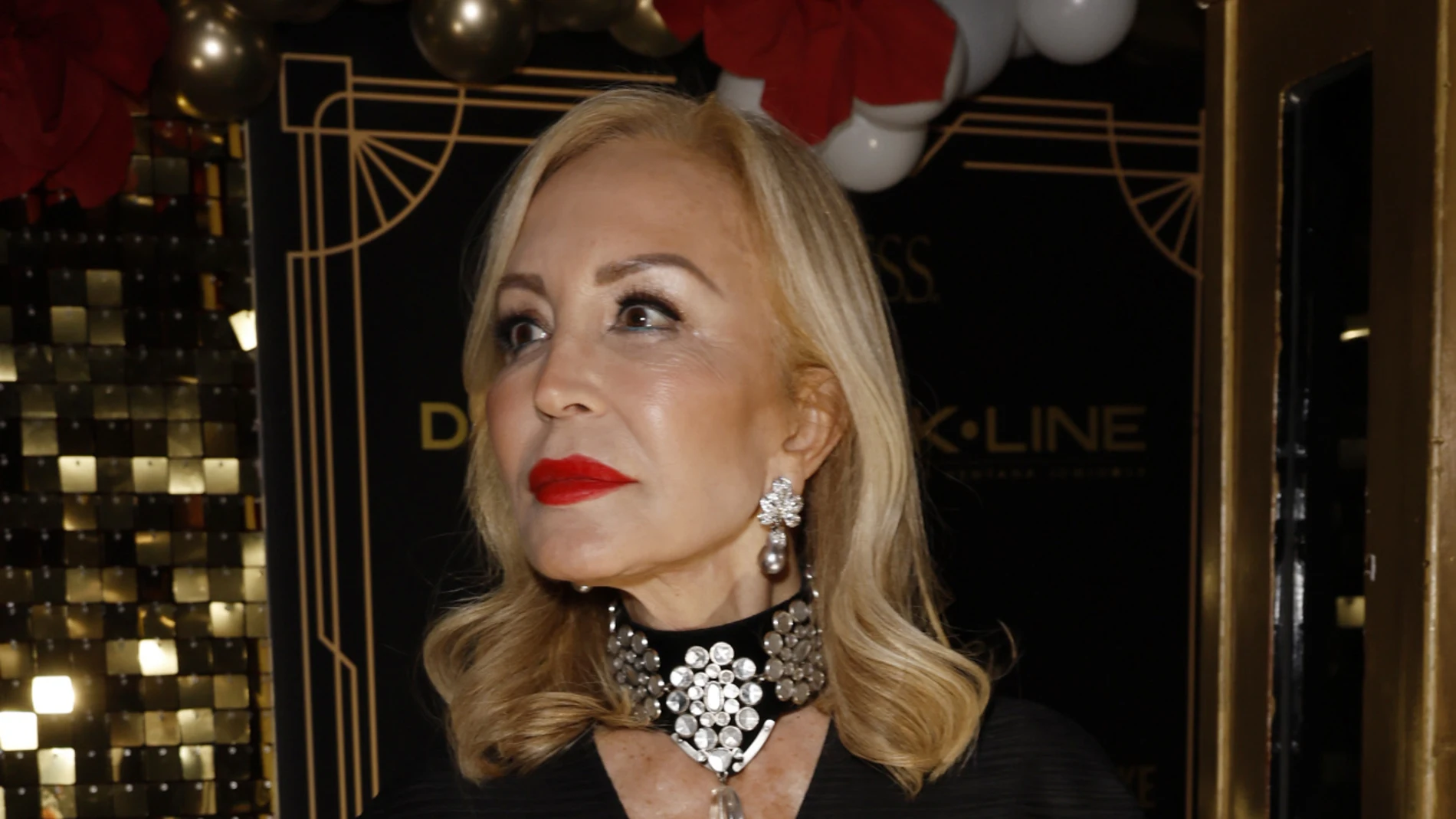 Carmen Lomana con vestido negro.