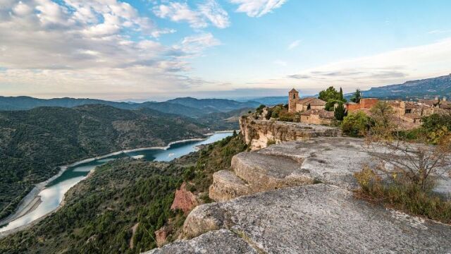 Vista desde lejos de Siurana, un pueblo de la provincia de Tarragona