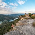 Vista desde lejos de Siurana, un pueblo de la provincia de Tarragona